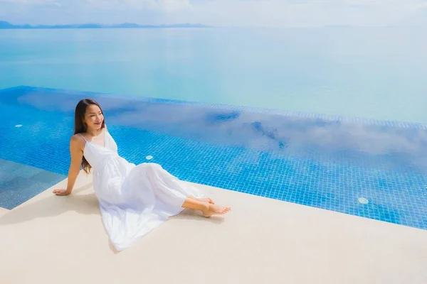 Ritratto giovane donna asiatica relax sorriso felice intorno alla cacca di nuoto — Foto Stock