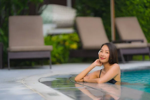 Porträtt ung asiatisk kvinna slappna av leende lycklig runt utomhus simma — Stockfoto