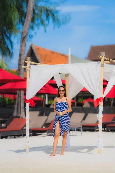 Portret jonge Aziatische vrouw glimlach gelukkig rond strand zee oceaan Wi — Stockfoto