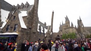 Osaka, Japonya - 1 Aralık 2015: Hogwarts Cadılık Şatosu Okulu ve Wizarding World of Harry Potter Cazibesi 'nin kopyası, Osaka Universal Stüdyosu, Japonya. görüntüler