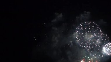 Gece gökyüzünde patlayan havai fişeklerin yakın çekim görüntüleri.