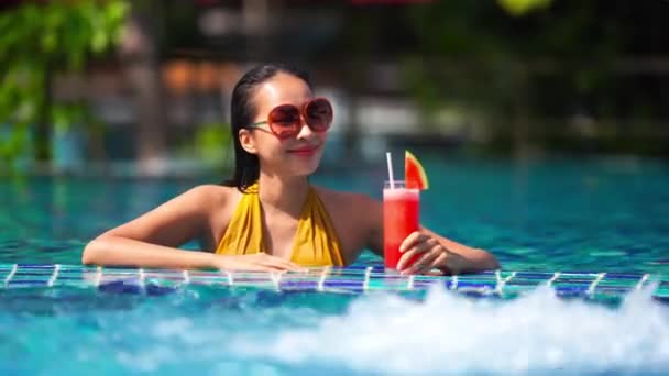 Beelden Van Aziatische Vrouw Ontspannen Zwembad Tijdens Zomer Vakantie — Stockvideo
