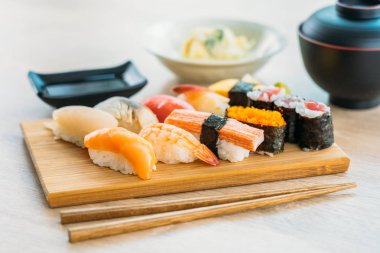 Somon balığı kabuk kabuklu karides ve diğer et suşi maki