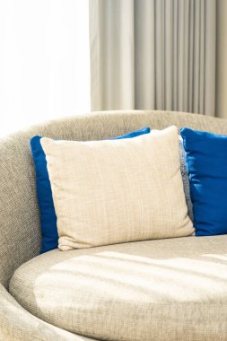 Kanepe sandalyede rahat yastık