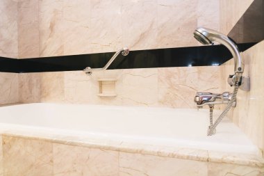 Beyaz küvet banyo dekorasyon iç