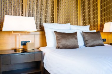 Yatak ve battaniye üzerinde güzel lüks rahat beyaz yastık Dec