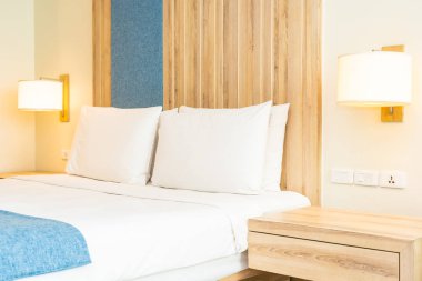 Hafif lamba ile yatak dekorasyonbeyaz rahat yastık