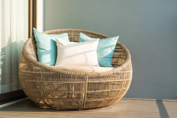 Kanepe sandalyede rahat yastık