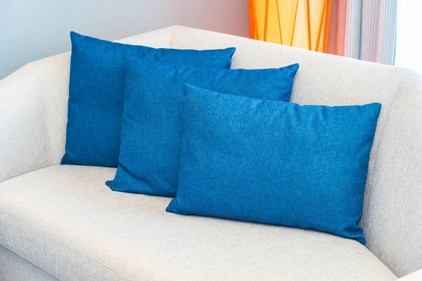 Подушка на прикрасі дивана в зоні вітальні — стокове фото