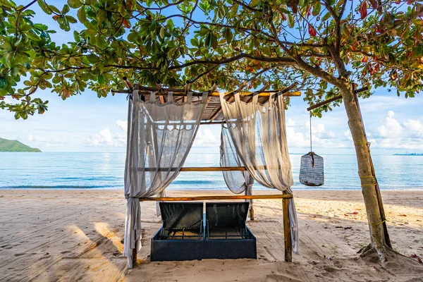 Tropikal plaj deniz Okyanusu üzerinde boş yatak koltuğu ve salon 