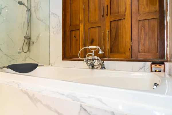 Красивый интерьер ванной комнаты с белой роскошной ванной — стоковое фото