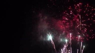 Gece gökyüzünde patlayan havai fişeklerin yakın çekim görüntüleri.