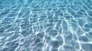 Oteldeki boş havuzun sakin görüntüleri.