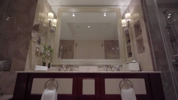 Záběry Luxusní Koupelny Moderním Bytovém Interiéru — Stock video