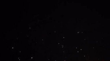 Gece gökyüzünde patlayan havai fişeklerin yakın çekim görüntüleri.