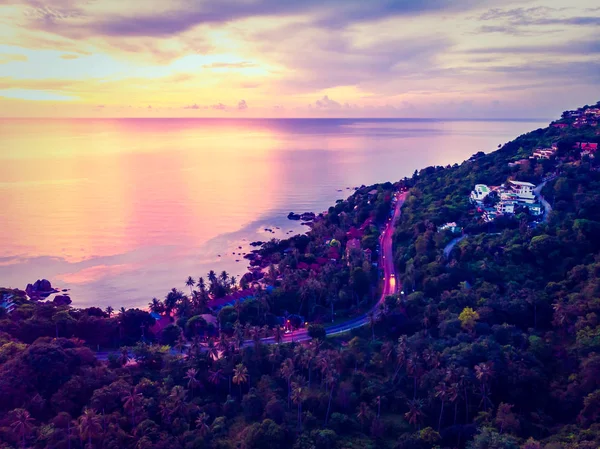 Vista aerea di bella spiaggia tropicale e mare con palma e ot — Foto Stock