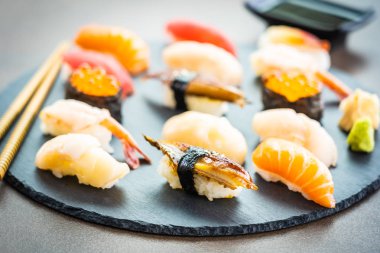 Somon balığı karides karides yılan balığı kabuk ve oth nigiri suşi ayarla