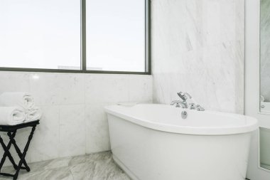 Güzel lüks beyaz küvet banyo iç dekorasyonda