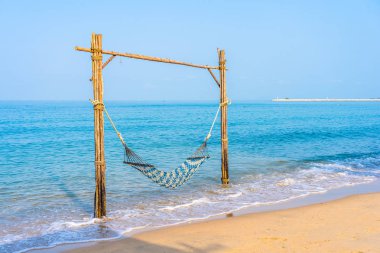 Boş hamak salıncakta güzel plaj ve deniz