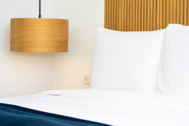 Yatak odasında yatak dekorasyonu güzel rahat yastık