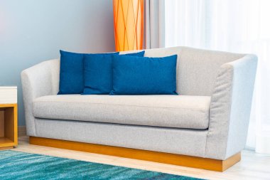 Oturma odasında dekorasyonda kanepe yastık