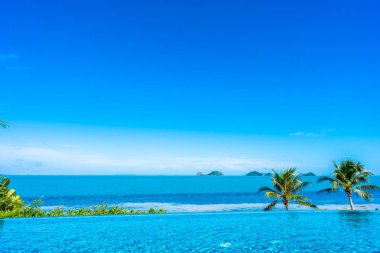 Deniz ile otel beldesinde güzel lüks açık yüzme havuzu 