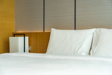 Güzel lüks rahat beyaz yastık ve battaniye yatakta