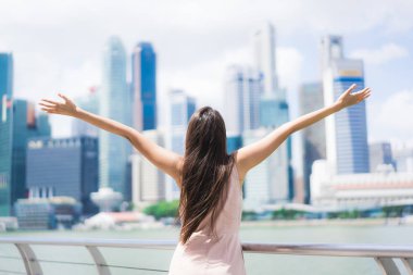 Güzel Asyalı kadın gülümseme ve mutlu Singapur CIT içinde seyahat etmek