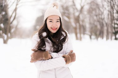 Kar kazanmak seyahat için mutlu gülümseyen güzel genç Asyalı kadın