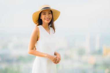 Portre güzel genç Asyalı kadın mutlu gülümseme ro üzerinde Relax