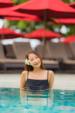 Portre genç asyalı kadın rahatla gülümseme açık yüzmek etrafında mutlu