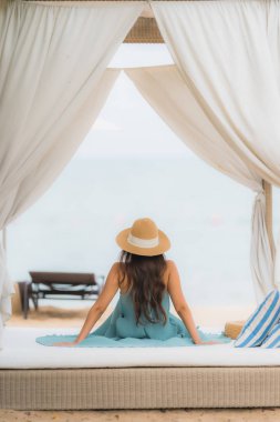 Güzel portre genç asyalı kadın mutlu gülümseme etrafında dinlenmek