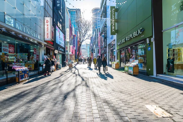 Seoul, Güney Kore 10 Aralık 2018: Myeong dong pazarı 
