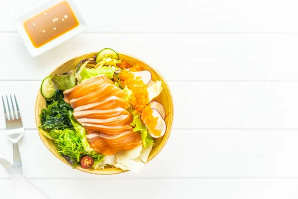 Сырая свежая лосось рыба сашими с морскими водорослями и другой вегетарианской — стоковое фото