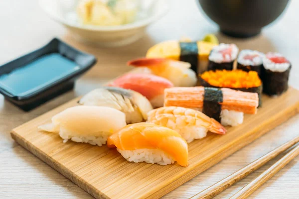 Somon balığı kabuk kabuklu karides ve diğer et suşi maki