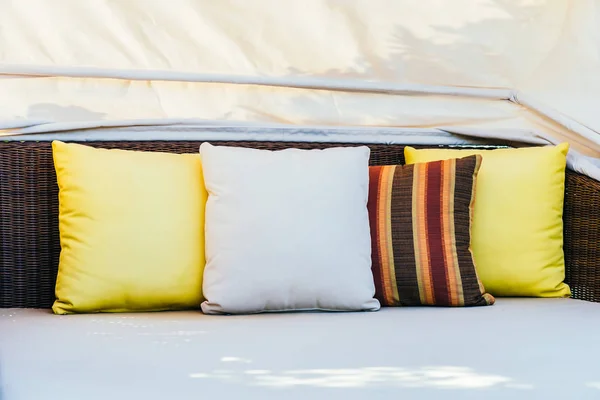 Cómoda almohada en la decoración del sofá — Foto de Stock