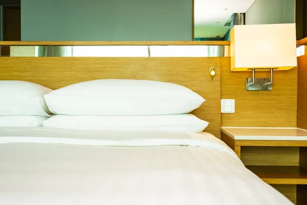 Gyönyörű luxus kényelmes fehér párna ágyon dekoráció b — Stock Fotó