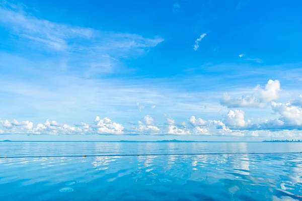 Beautiful outdoor swimming pool in hotel resort nearly sea ocean — Stock Photo, Image