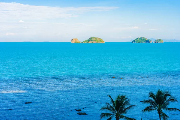 Hindistan cevizi palmiye ve diğer tr ile güzel açık plaj deniz okyanusu — Stok fotoğraf