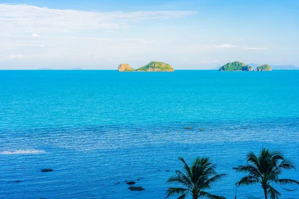 Belle plage extérieure océan de mer avec cocotier et autre tr — Photo