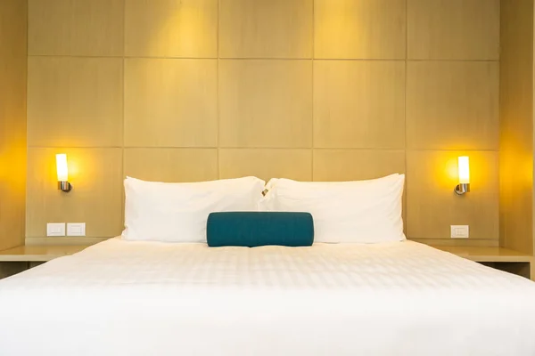 Красивая белая подушка и одеяло на кровати украшения интерьера — стоковое фото