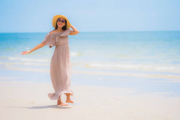 Porträt schön jung asiatisch frau glücklich lächeln entspannen auf die tr — Stockfoto