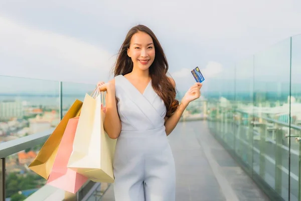 Retrato hermosa joven asiática mujer feliz y sonrisa con crédito — Foto de Stock