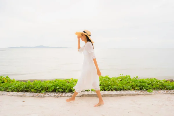 Ritratto bella donna asiatica indossare cappello con sorriso felice svago — Foto Stock