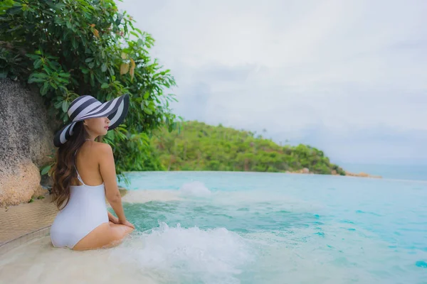 Portre genç asyalı kadın rahatla gülümseme açık yüzmek etrafında mutlu