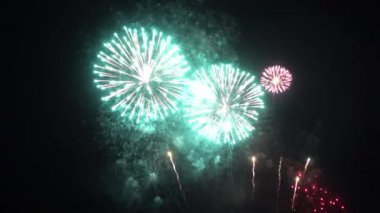 Gece gökyüzünde patlayan havai fişeklerin yakın çekim görüntüleri.