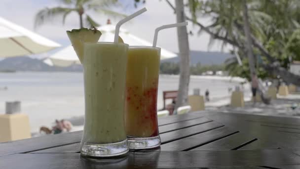 Filmaufnahmen Von Köstlichen Tropischen Cocktails Strand — Stockvideo