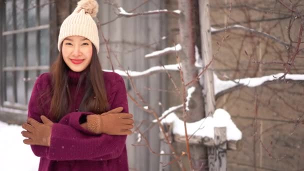 Beeldmateriaal Van Mooie Aziatische Vrouw Warme Kleren Staan Buiten Onder — Stockvideo