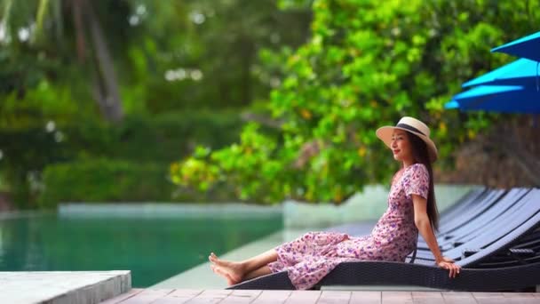 Filmati Donna Asiatica Che Rilassa Piscina Durante Vacanze Estive — Video Stock