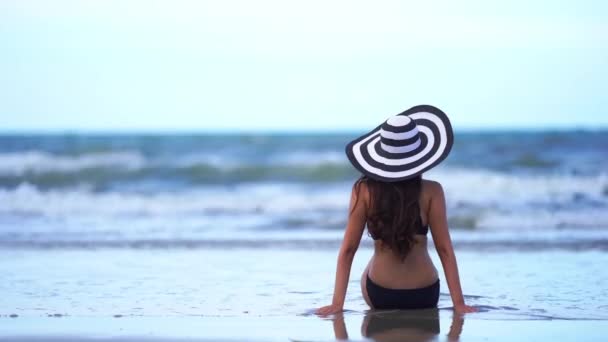 Imagens Mulher Asiática Praia Durante Férias Verão — Vídeo de Stock